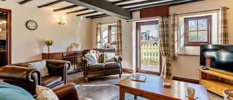 Televisión y chimenea