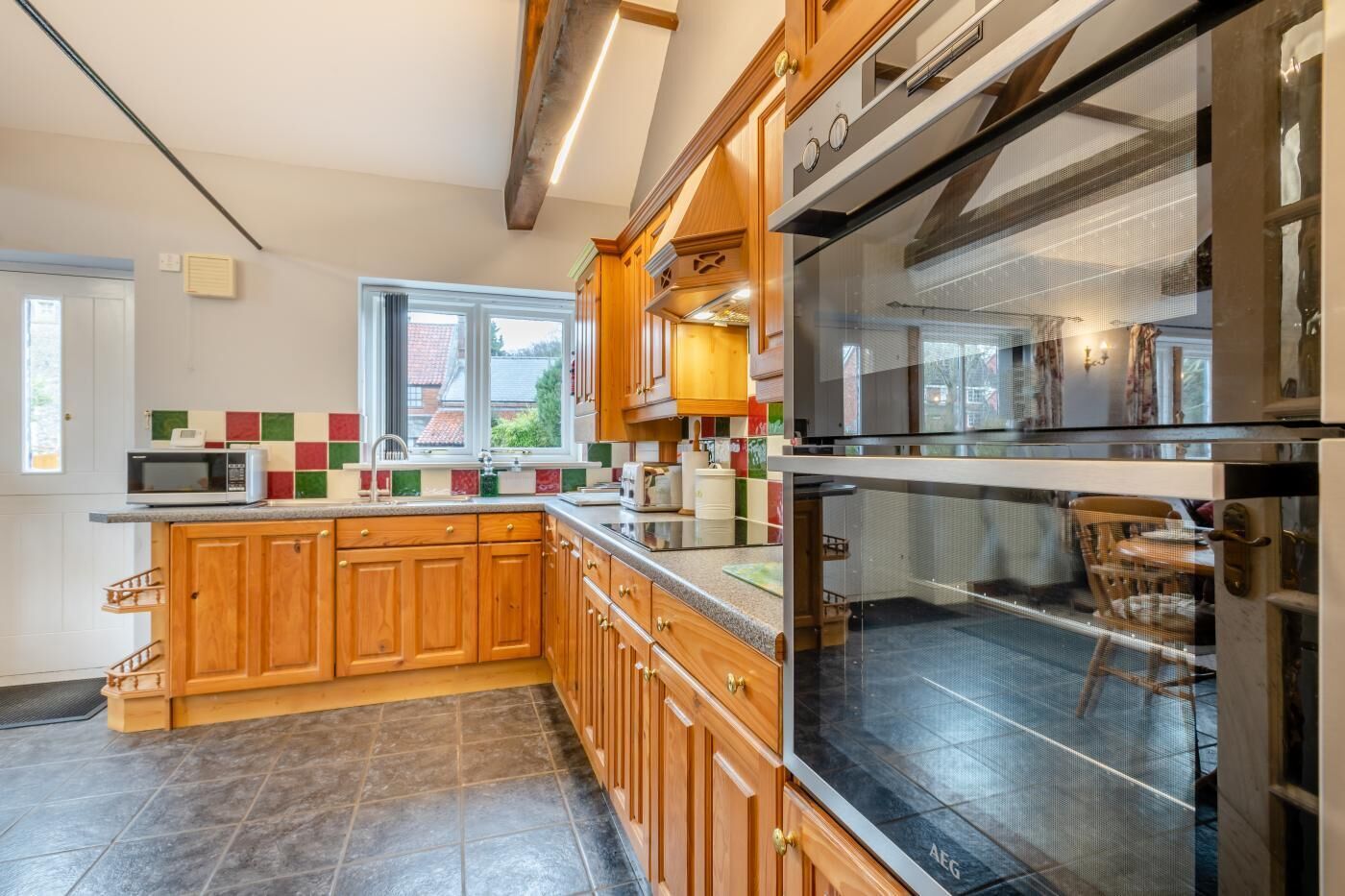 Micro-ondas, fogão, lava-louças, talheres/pratos/utensílios de cozinha