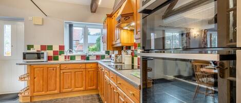 Microondas, horno, lavavajillas, utensilios de cocina