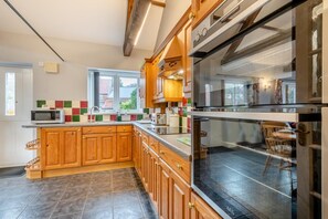 Mikrovågsugn, ugn, diskmaskin och grytor/köksredskap