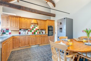 Mikrovågsugn, ugn, diskmaskin och grytor/köksredskap