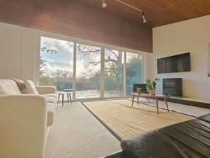 TV, fireplace - 5 Bed in Tealby (oc-t30618) (Tealby)