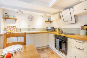 ميكروويف، فرن، غسالة أطباق، كرسي للأطفال