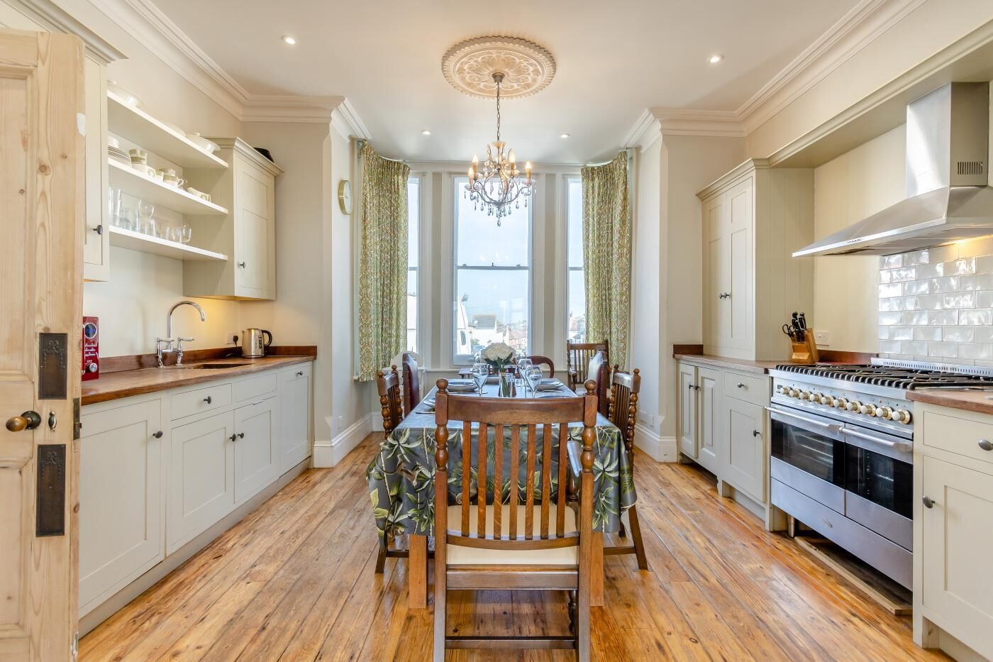 Een magnetron, een oven, een vaatwasser, een kinderstoel