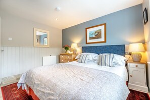 Iron/ironing board, travel crib, free WiFi, bed sheets - 2 Bed in Little Petherick (oc-o30788) (Little Petherick)