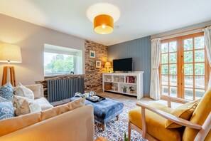TV - 1 Bed in Little Petherick (oc-a30789) (Little Petherick)