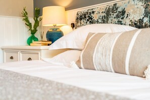 Iron/ironing board, travel crib, free WiFi, bed sheets - 1 Bed in Little Petherick (oc-a30789) (Little Petherick)
