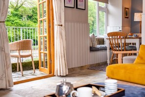 TV - 1 Bed in Little Petherick (oc-a30789) (Little Petherick)
