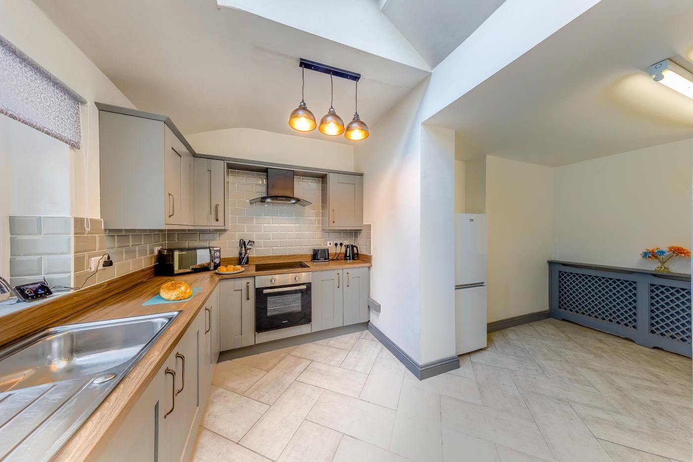 Micro-ondes, four, lave-vaisselle, chaise haute