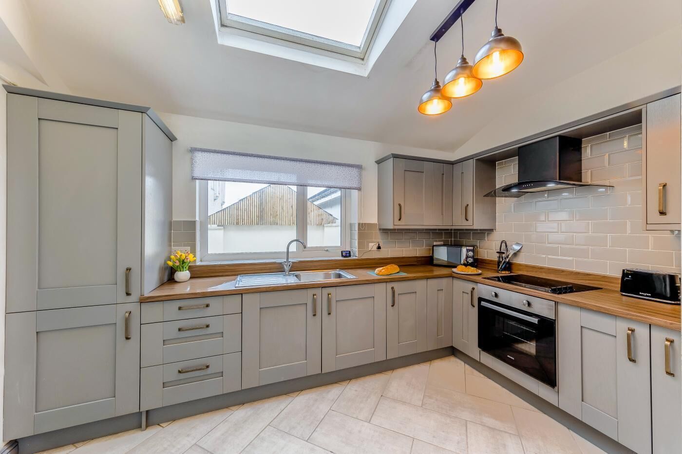 ميكروويف، فرن، غسالة أطباق، كرسي للأطفال