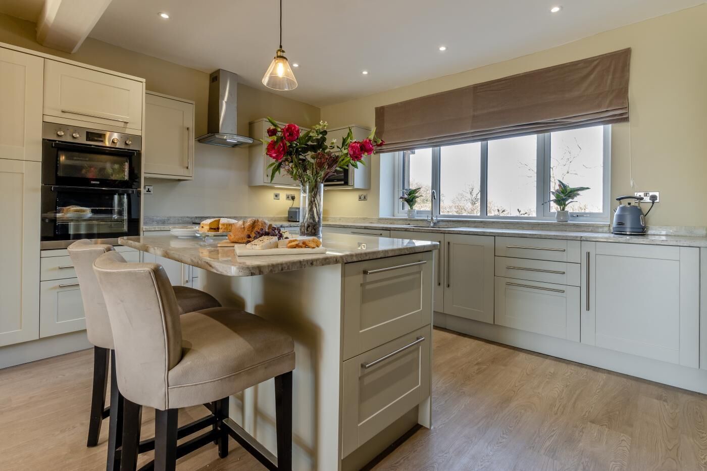 ميكروويف، فرن، غسالة أطباق، كرسي للأطفال