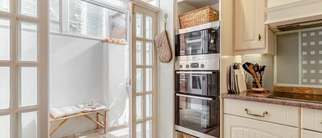 Microondas, horno, lavavajillas y utensilios de cocina