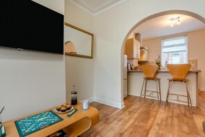 Microwave, oven, cookware/dishes/utensils - 3 Bed in Whitby (oc-s30737) (Whitby)