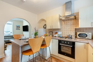 Microwave, oven, cookware/dishes/utensils - 3 Bed in Whitby (oc-s30737) (Whitby)