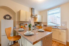 Microwave, oven, cookware/dishes/utensils - 3 Bed in Whitby (oc-s30737) (Whitby)