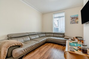 TV - 3 Bed in Whitby (oc-s30737) (Whitby)