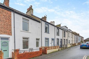 Exterior - 3 Bed in Whitby (oc-s30737) (Whitby)