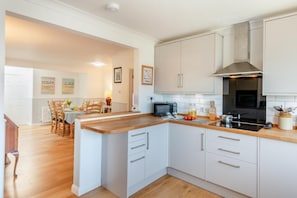 Microwave, oven, dishwasher, high chair - 4 Bed in Ringstead (oc-k30839) (Ringstead)