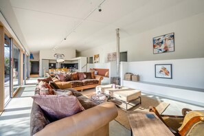 TV, fireplace - 3 Bed in Foulsham (oc-b30933) (Foulsham)
