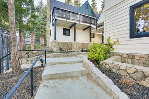Property grounds - Steps to Lake Arrowhead Village: Chic Apartment (Lake Arrowhead)