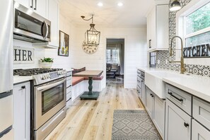 Fridge, microwave, stovetop, coffee/tea maker - Steps to Lake Arrowhead Village: Chic Apartment (Lake Arrowhead)