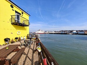 Outdoor dining - 4 Bed in Cowes (oc-p30966) (East Cowes)