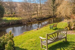 المنطقة المحيطة بالمنشأة