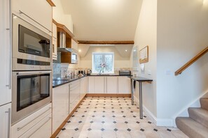 Microwave, oven, dishwasher, cookware/dishes/utensils - 2 Bed in Keswick (oc-h30968) (Keswick)