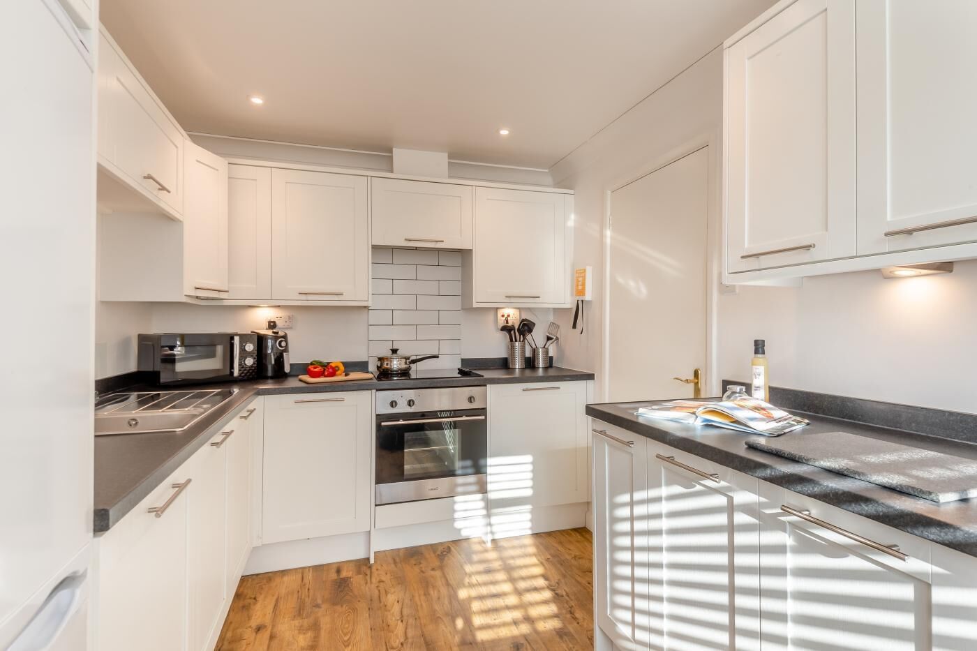 Micro-ondes, four, lave-vaisselle, chaise haute