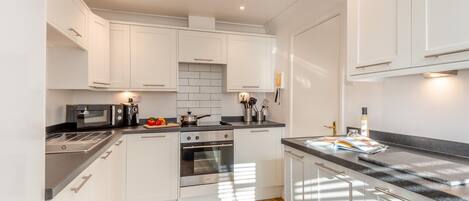 Micro-ondes, four, lave-vaisselle, chaise haute