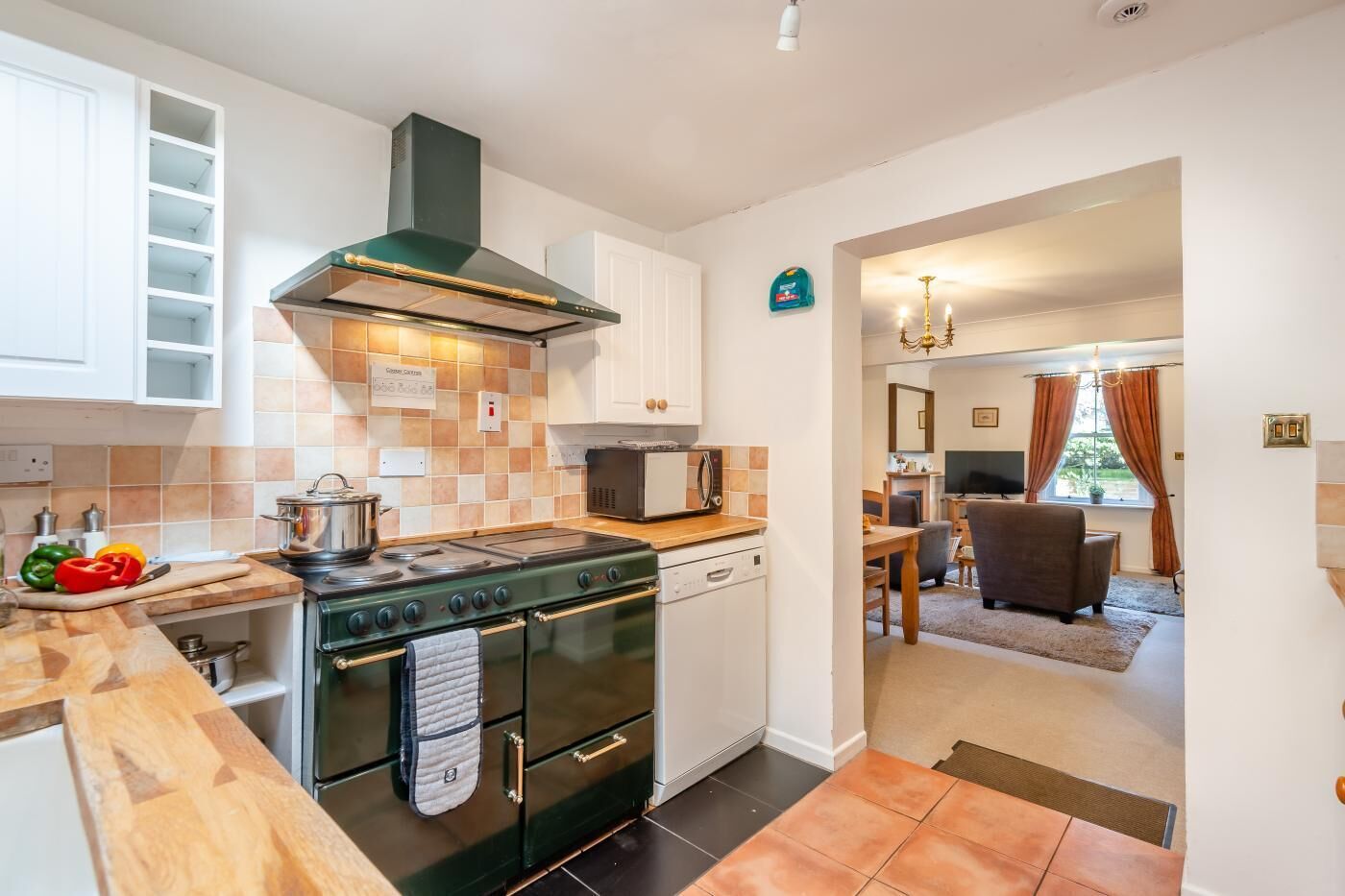 Micro-ondes, four, lave-vaisselle, chaise haute