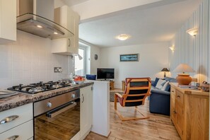 Oven, dishwasher, cookware/dishes/utensils - 1 Bed in Pevensey Bay (oc-s31012) (Pevensey Bay)
