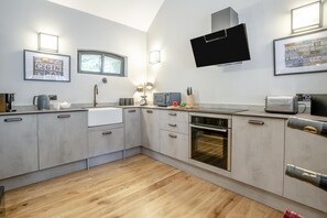 Microwave, oven, dishwasher, cookware/dishes/utensils