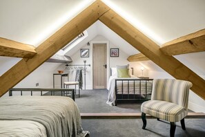 Iron/ironing board, travel cot, free WiFi, bed sheets - 4 Bed in Nant-y-derry (oc-p30804) (Nant-y-derry)