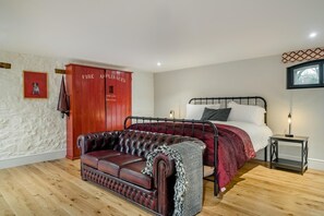Iron/ironing board, travel cot, free WiFi, bed sheets - 4 Bed in Nant-y-derry (oc-p30804) (Nant-y-derry)