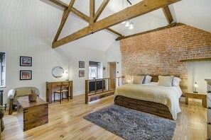 Iron/ironing board, free WiFi, bed sheets - 4 Bed in Nant-y-derry (oc-p30804) (Nant-y-derry)