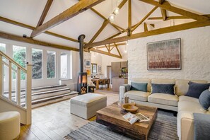 TV, fireplace - 4 Bed in Nant-y-derry (oc-p30804) (Nant-y-derry)