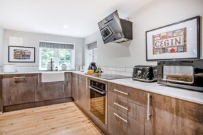 Microwave, oven, dishwasher, cookware/dishes/utensils