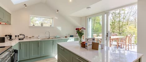 Mikroaaltouuni, uuni, astianpesukone, syöttötuoli