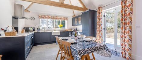 Ovn, opvaskemaskine, højstol, køkkentøj/tallerkener/redskaber