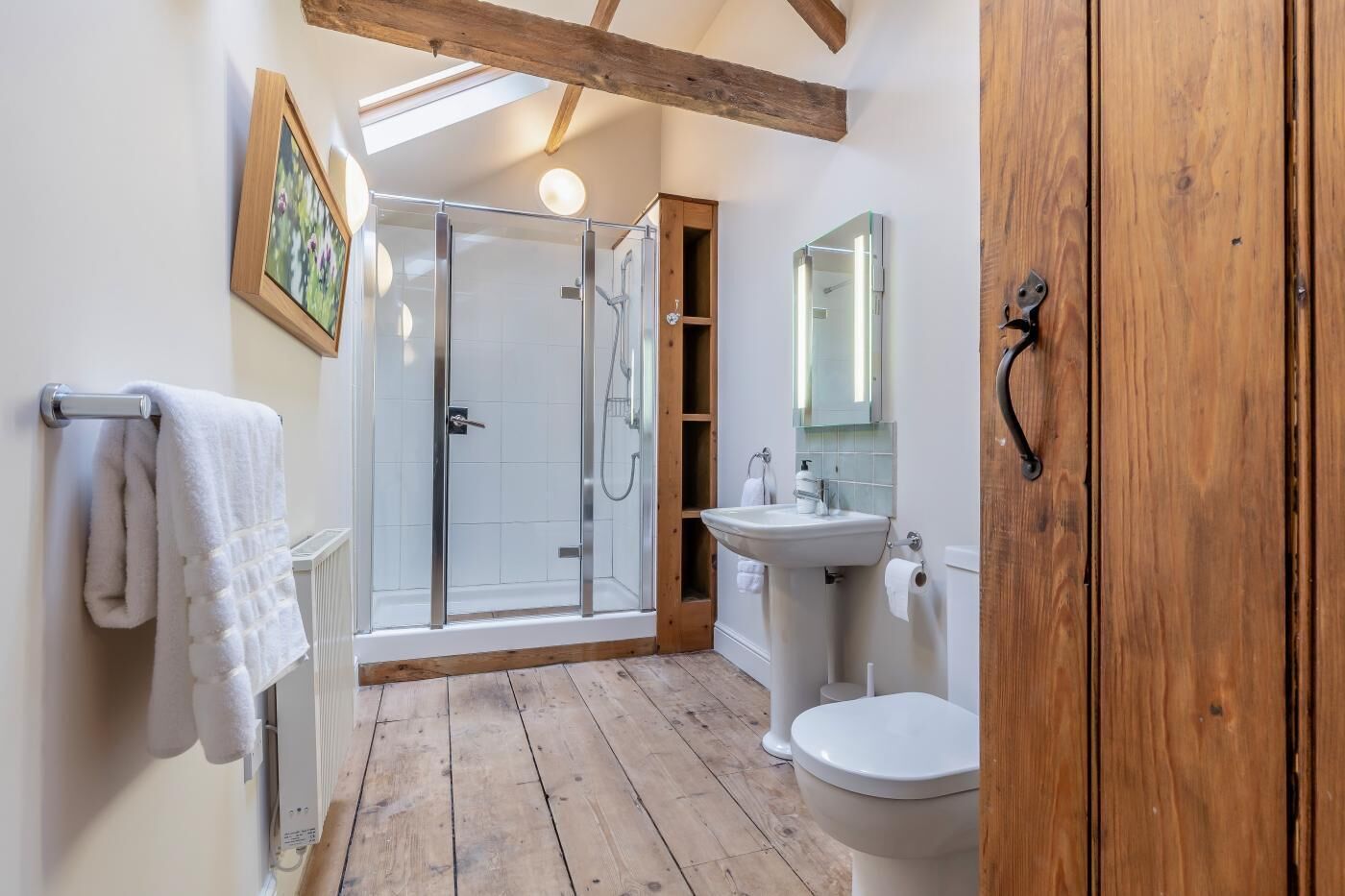 Ein Badezimmer mit einer Duschkabine, einem Waschbecken und einer Toilette.