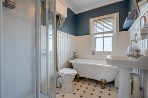 Towels - 2 Bed in Wimborne (oc-s30924) (Wimborne)