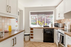 Microwave, oven, dishwasher, high chair - 2 Bed in Church Fenton (oc-m30985) (Church Fenton)