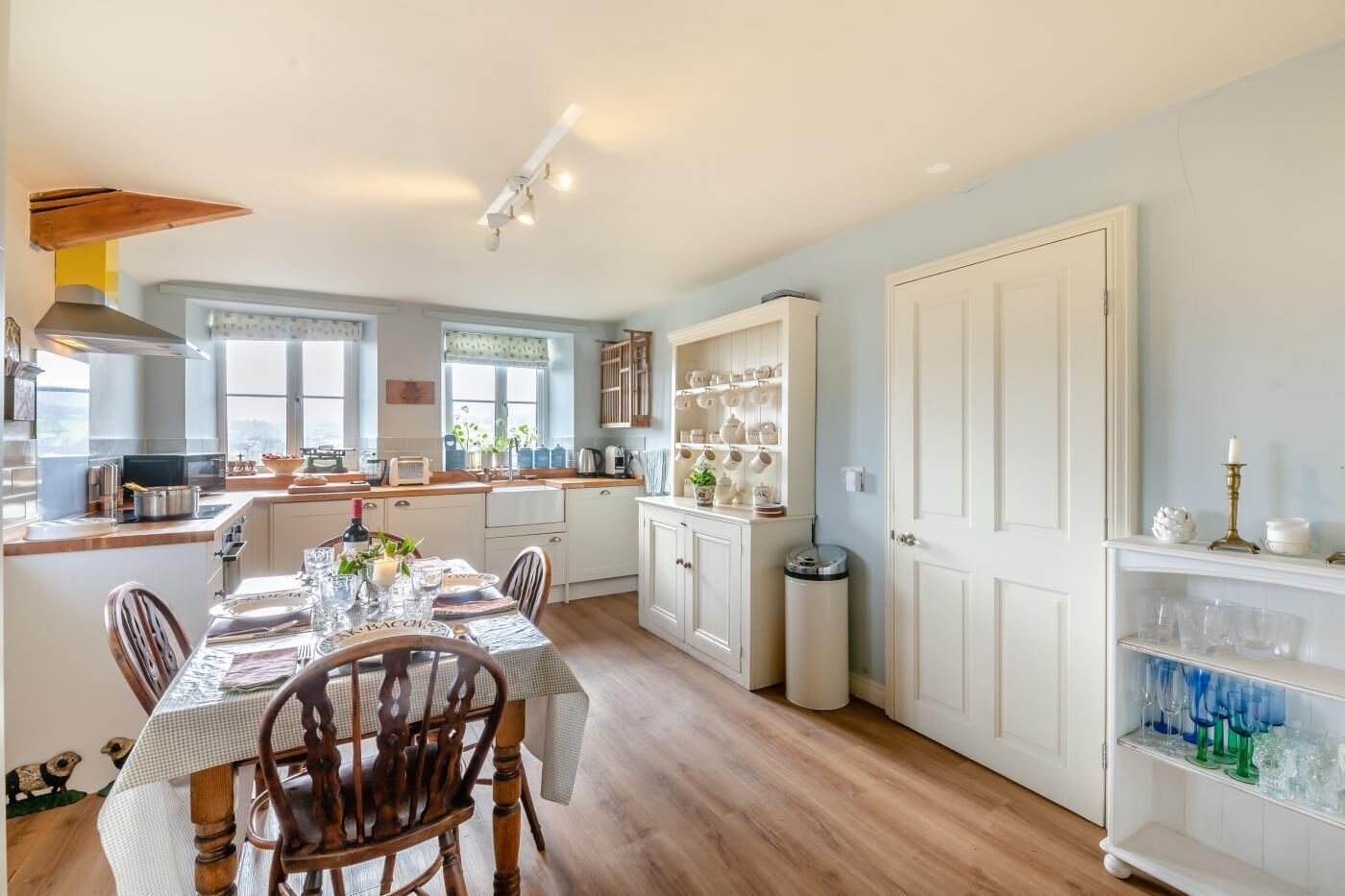 Microwave, oven, dishwasher, cookware/dishes/utensils