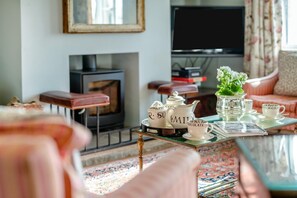 TV, fireplace - 2 Bed in Harmby (oc-t30971) (Harmby)