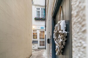 Exterior detail - 3 Bed in Whitby (oc-k30856) (Whitby)