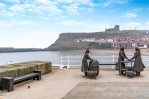 Property grounds - 3 Bed in Whitby (oc-k30856) (Whitby)