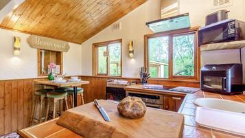 Micro-ondes, lave-vaisselle, chaise haute