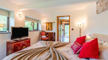 Iron/ironing board, travel cot, free WiFi, bed sheets