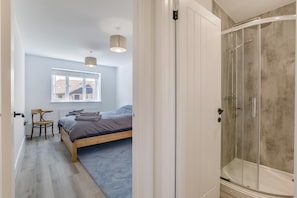 Iron/ironing board, travel crib, free WiFi, bed sheets - 5 Bed in Roxwell (oc-t30824) (Roxwell)